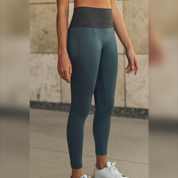 Highwaist Multi-Patterned Seamless Leggings - Picture 4 of 5